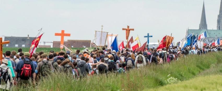 Pèlerinage de Chartres : malgré les intempéries, une démonstration de force réussie pour les « tradis »