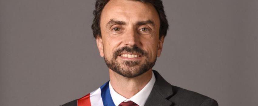 Le maire de Lyon confronté à la réalité, forcé de faire une pirouette